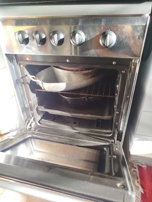 Fogão a gás de  4 bocas de botija funcionando perfeitamente forno também funciona