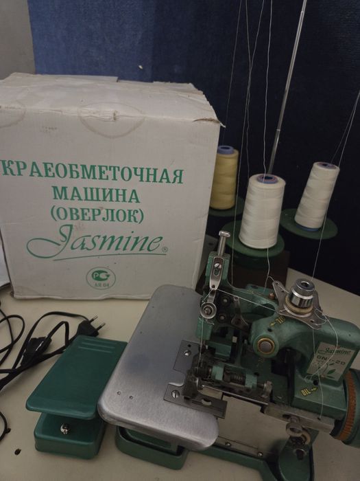 Оверлок б/у в хорошем состоянии