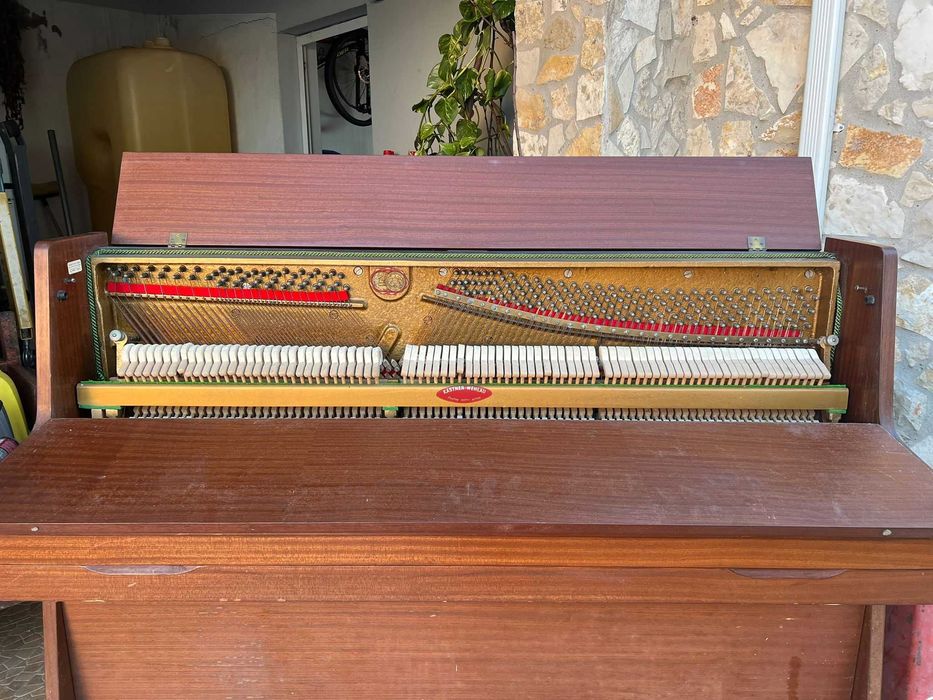 Piano vertical Barratt & Robinson – bom estado geral