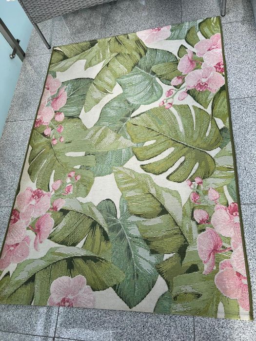 Ławkaz technoratanu z poduszkami i dywan