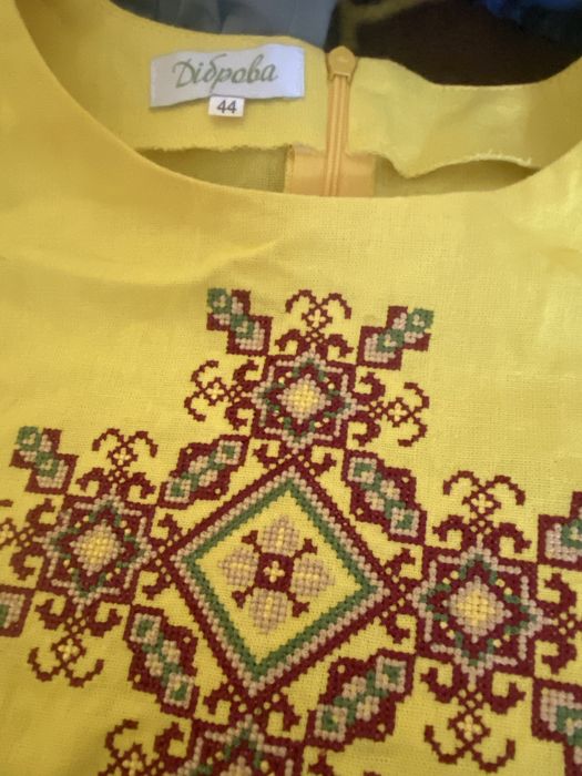 Жовта лляна сукня "Вишуканість" з геометричною вишивкою