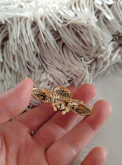 Piękna bogato zdobiona broszka żuk w kolorach granatu i zieleni