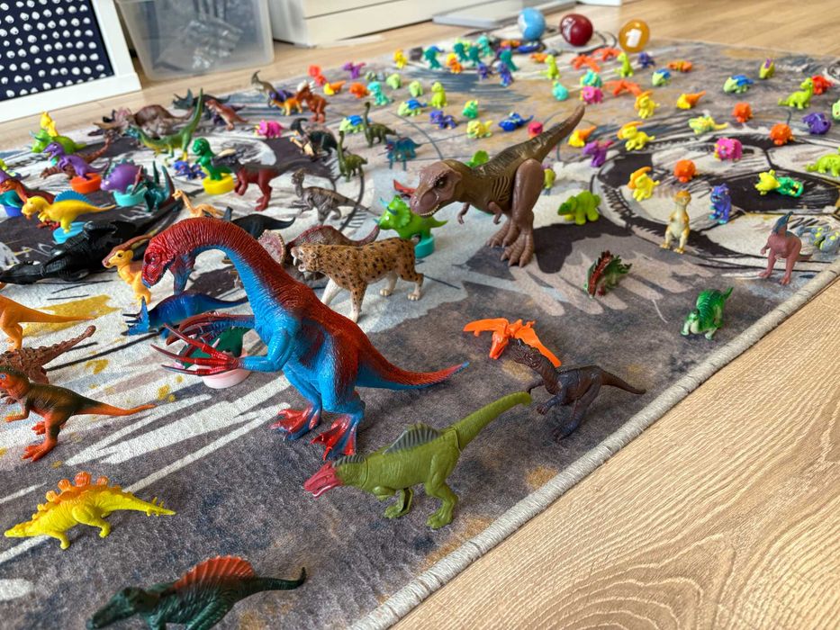 Bardzo duża kolekcja dinozaurów