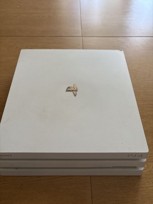 PlayStation 4 Pro branca em bom estado e totalmente funcional.