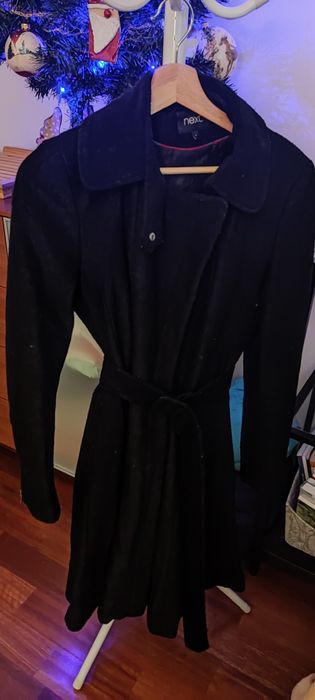 Czarny płaszcz Next z paskiem i rozkloszowanym dołem