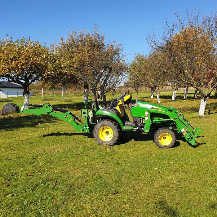 traktor John Deere 2025R z 2022r