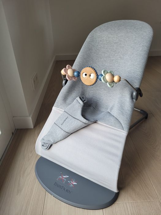 Leżaczek babybjorn bliss z zabawką