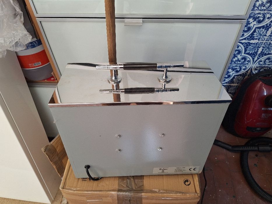 Máquina para engraxar e polir calçado
