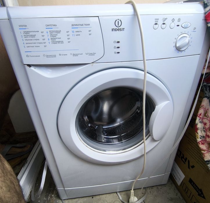 Пральна машина Indesit.
