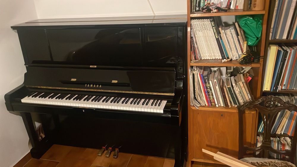 Excelente piano Yamaha UX-3 feito à mão