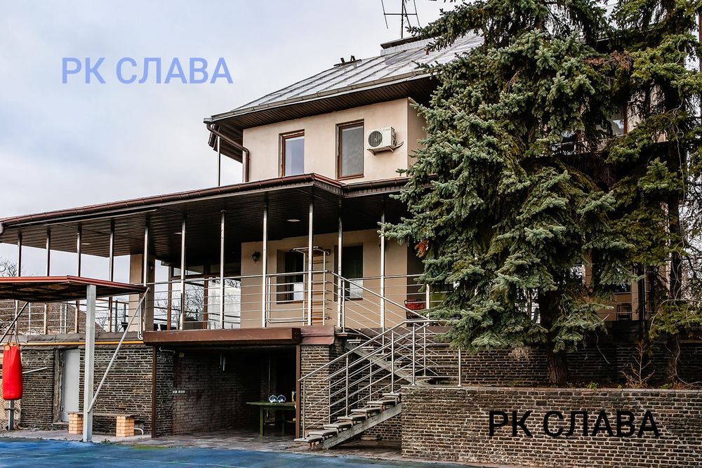 Продам котедж в Безлюдівці з виходом на  озеро і спортивним полем