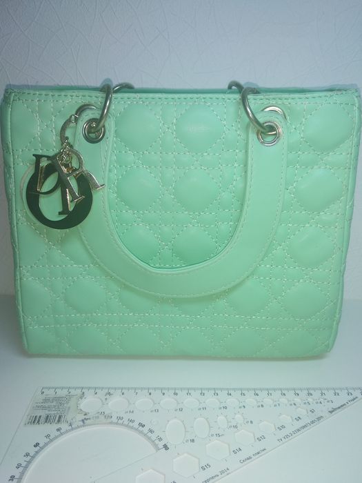 Сумка в стиле Диор.