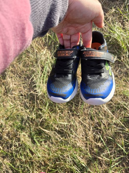 Buty sportowe Skechers, świecące, r. 25.
Elastyczne sznurówki.