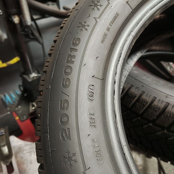 205/60/16 XL Sprzedam parę opon zimowych Dunlop