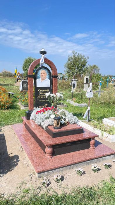 Памʼятники, сходи, підвіконня, стільниці.