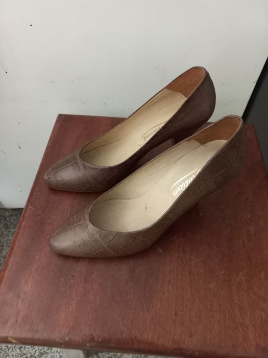 Sapatos novos castanhos imitação crocodilo