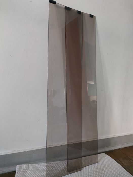 Duas  painéis,prateleiras de vidro temperado