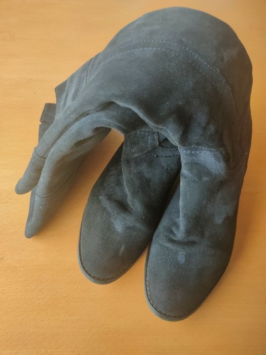 Par de botas usadas, em camurça.