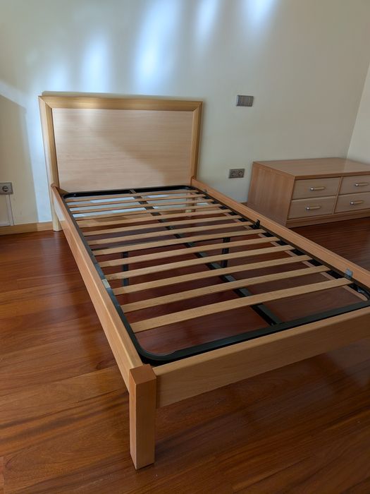 Moveis quarto solteiro. Cama, cómoda, camiseiro