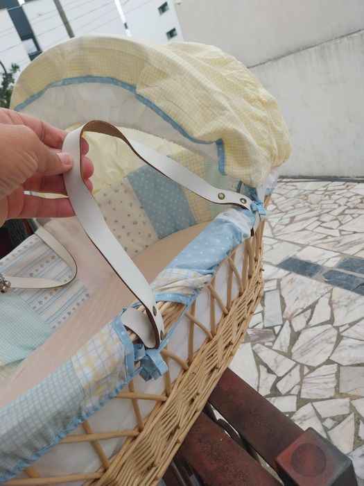 Alcofa de bebé em verga