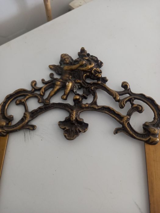 Suporte para pratos de latão.