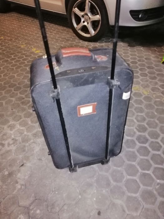 Mala de viagem usada. Dimensões de mala de cabine.