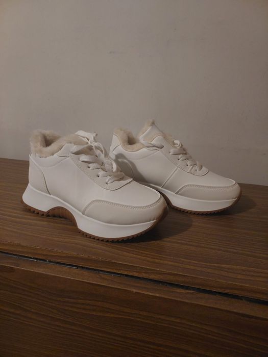 Кроссовки женские