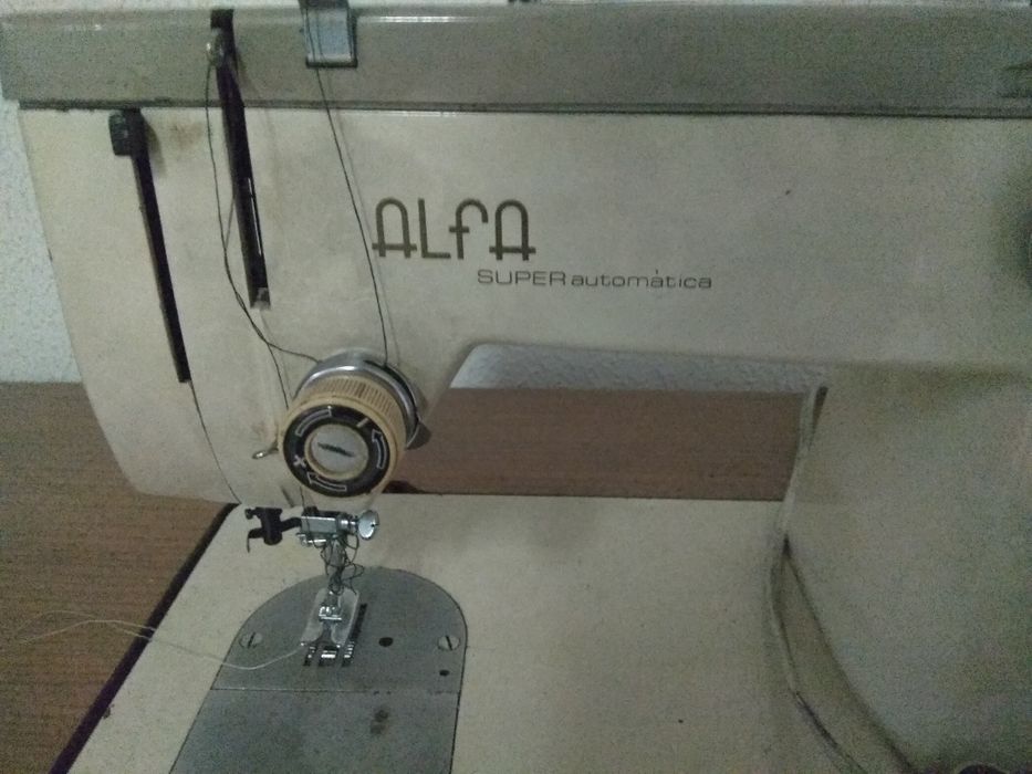 Máquina de Costura Elétrica - Marca Alfa (com Avaria) - Antiguidade