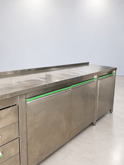 Bancada neutra em inox com portas e 4 gavetas