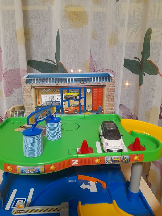 Трек для автомобілів.