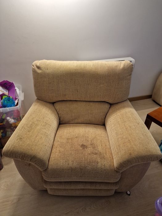 Sofá com base e costas reclinável