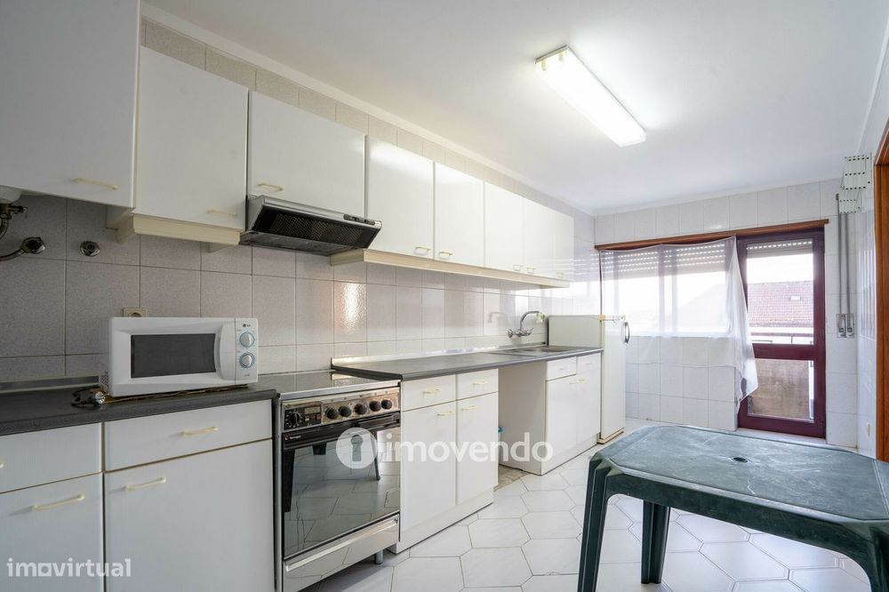 Apartamento T2, com estacionamento e arrecadação, no Porto