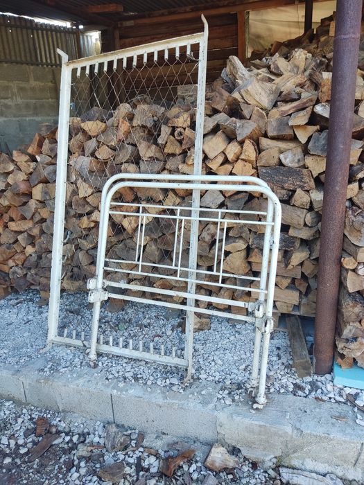 Cama de ferro individual antiga