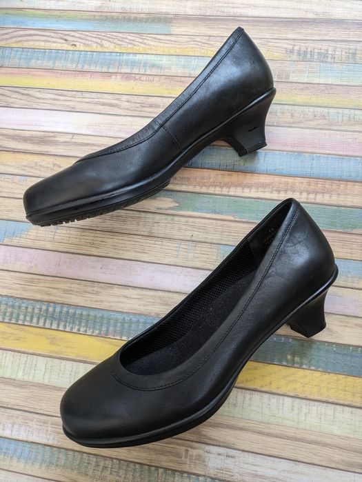 Нові шкіряні балетки Crocs