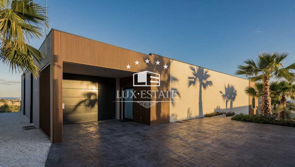 РОЗКІШНА ВІЛЛА НА ПЕРШОЇ ЛІНІЇ  ГОЛЬФ-КЛУБУ В Marbella Spain