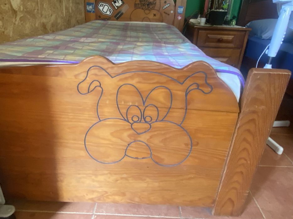 Cama de solteiro em madeira
