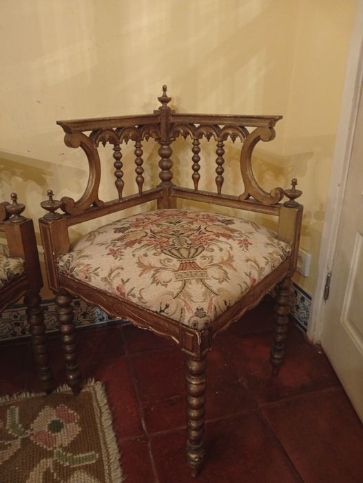 Par de cadeiras de canto em madeira entalhada e dourada