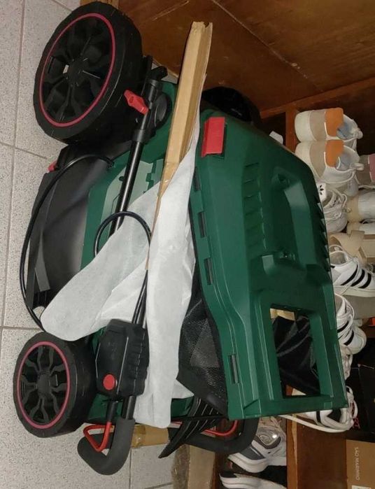 Máquina de cortar relva