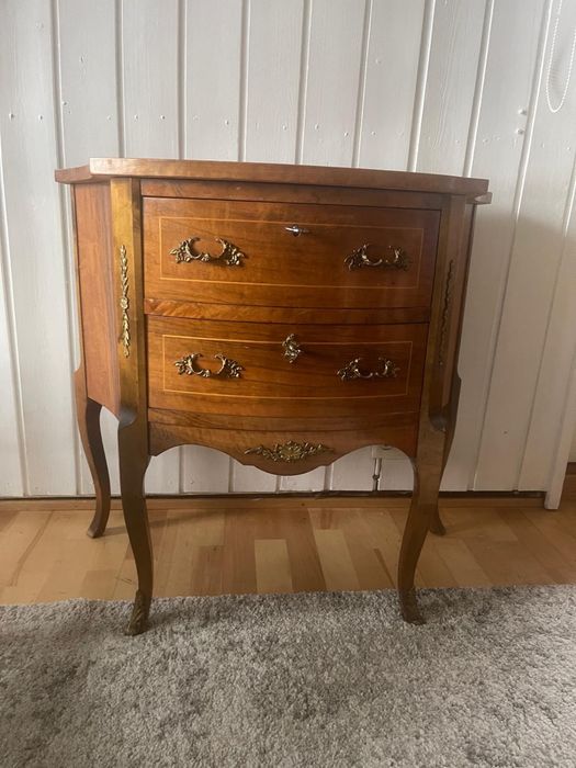 Eleganckie komody w stylu francuskim, ozdobne okucia