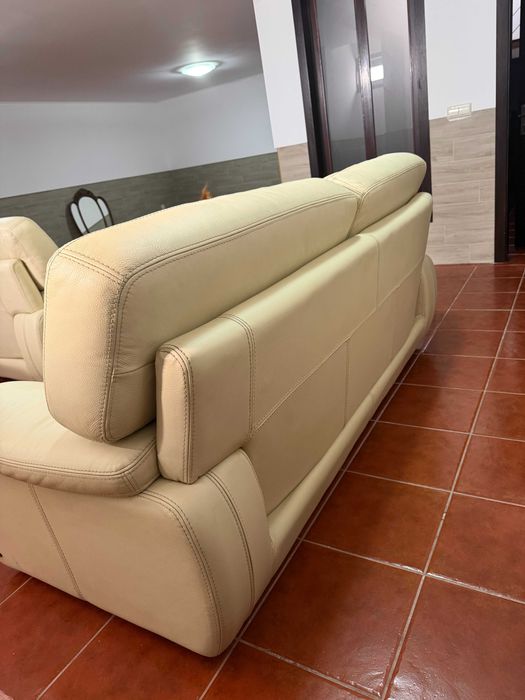 Sofás em pele. Muito confortáveis.