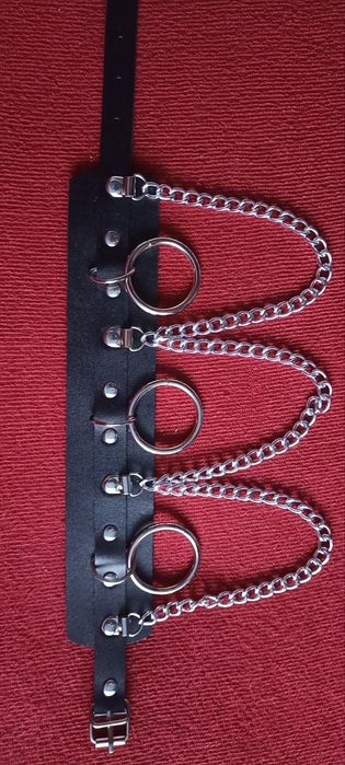 Choker z łańcuszkami i kółkami