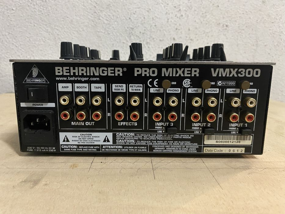 Mesa de mistura BEHRINGER VMX300
