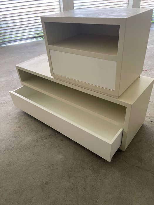 2 mesinhas de cabeceira 1 fora de medida