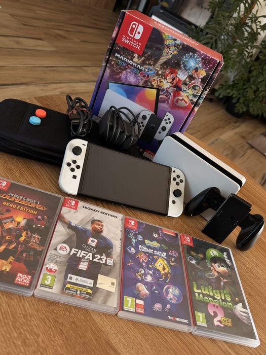 Nintendo Switch Oled z etui (za doplatą z grami)