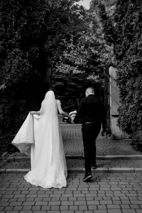 Весільна сукня кольору айворі