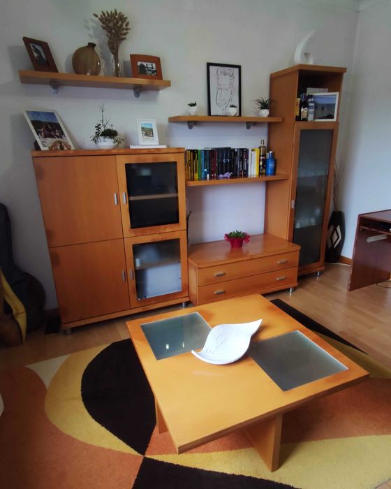 Móveis para sala (aparador, prateleiras estantes, mesa de centro)