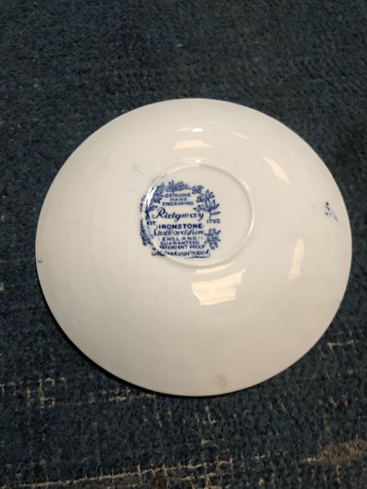 Dois pratos em loiça forma de coração com iniciais mais um inglês