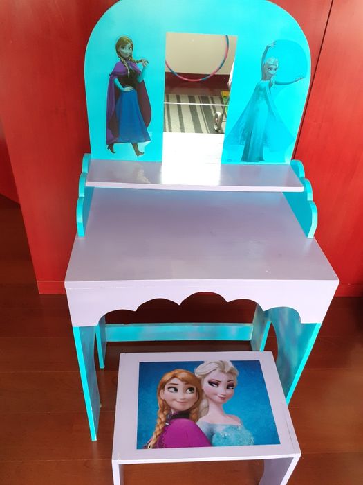 Penteadeíra fronzen em madeira.