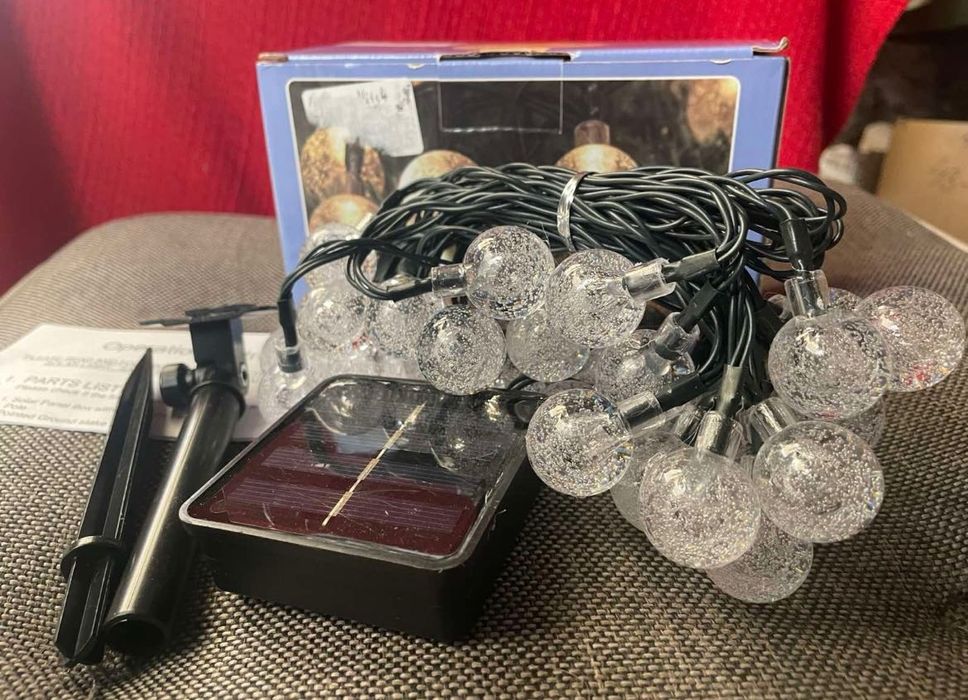 Сонячна вулична гірлянда з кульками.