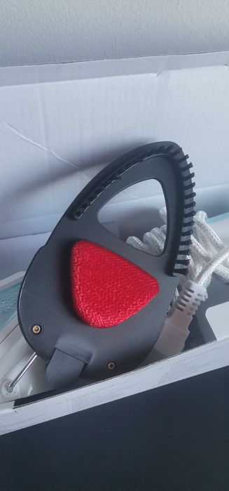 Ferro de engomar em pé